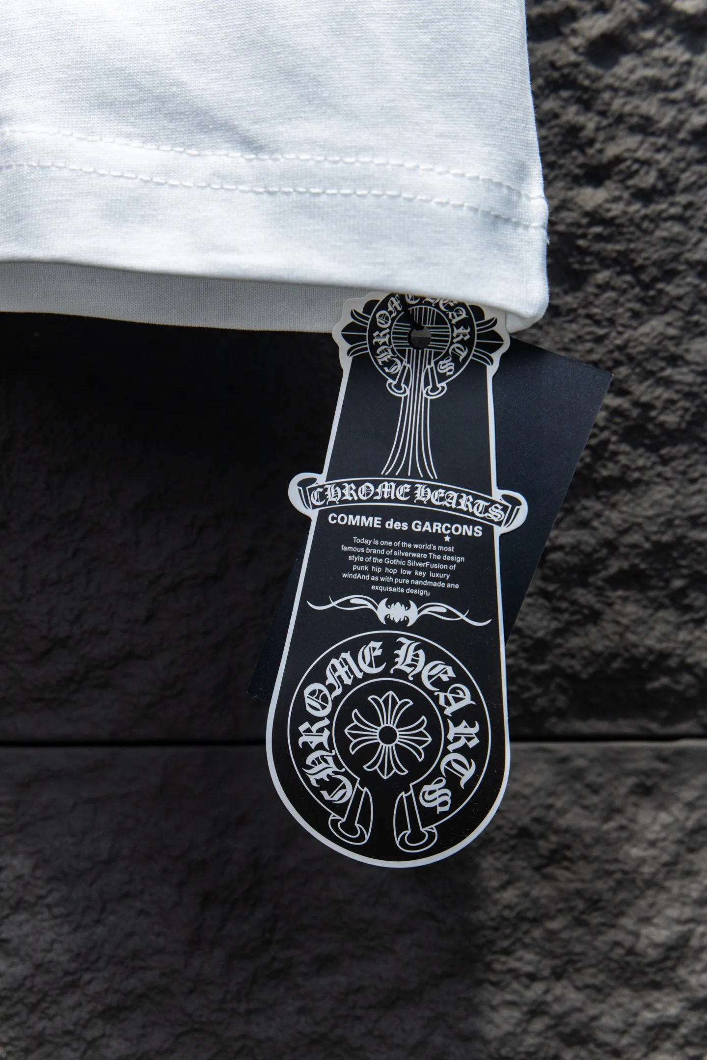 P190 🆕Chrome hearts 25ss os version is really charming and Chrome Hearts is really a must-have. Each season's new version is made to the extreme. It is very practical and can be worn casually. Nice✔️ - ⚠️100% cotton. It is made of 32-count double yarn, 260-gram weight fabric and imported knitted needle carded cotton. It has moderate thickness, drape and contour, and the upper body is comfortable! ! It is very tolerant to fat body types and can instantly lose five pounds after wearing it!  Specially ordered many Austrian hot diamonds, which have the bling bling effect of natural crystals under the light, with multi-faceted reflective points, and the production cost is extremely high. The laser molding includes a computer engraving machine and a laser machine, which are accurate in units of particles. Finally, it is hot and set at high temperature. After the hot ironing, the firmness needs to be tested repeatedly on the hot stamping. It can show colorful reflections under the light. The collar webbing extends to the shoulder for reinforcement, and the stitching at the connection point. The hem and cuffs are all made of 0.2mm stitch double-thread stitching. They are carefully produced at a high cost. The attitude of making goods with a magnifying glass restores the quality and effect of the product. The full set of customized accessories only presents every detail to the customer. Printing with film printing, 50,000 positioning, which is very time-consuming. The addition of handmade elements to the body greatly increases the interest of the clothing; unique visual effects. After special treatment, a unique effect is formed. An irregular hem is added to the version. This year's Kroxin is the main version. In the past two years, the oversize version has become the focus of the trend and has been a popular staple in the past two years. The change of designers has made this brand an instant hit. The progressive fashion of the times also needs the blood impact of fresh elements and trendy designs in order to continue its glory! It’s stylish both inside and outside, a must-have for high street travel! An absolute "eye-catching style" that can match couples 💏 Color: washed black and white Size: S M L XL